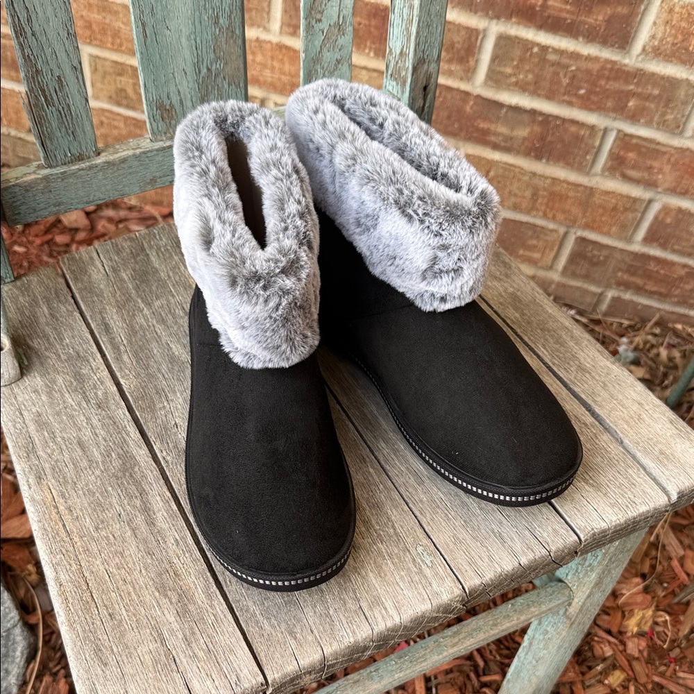 Skechers Ladies 7.5 Cozy Campfire Black and Gray Faux Fur Winter Boots